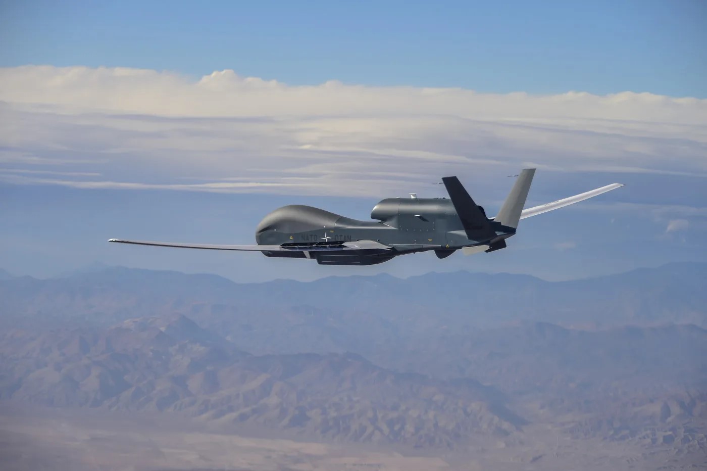 Стратегический беспилотник НАТО RQ-4D Phoenix подал сигнал тревоги