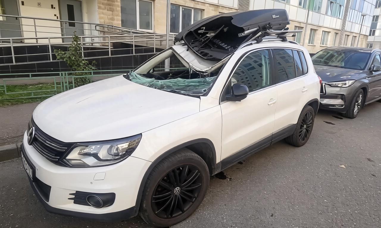В Москве мужчина рухнул с 14-го этажа на автомобиль и выжил