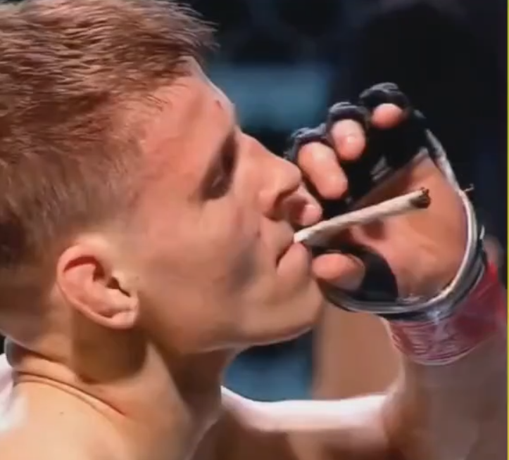Польский боец MMA вырубил соперника и сразу закурил самокрутку.