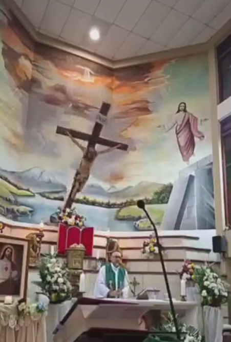 Распятие убило священника во время службы.